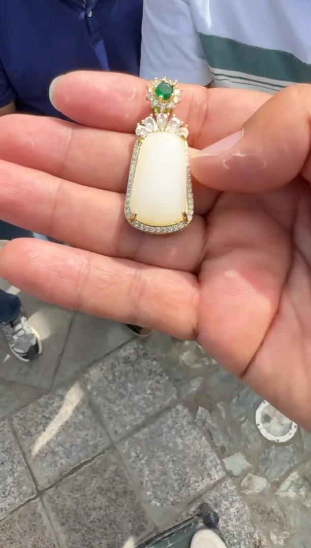 未镶嵌和田玉（糖玉）挂件和田玉