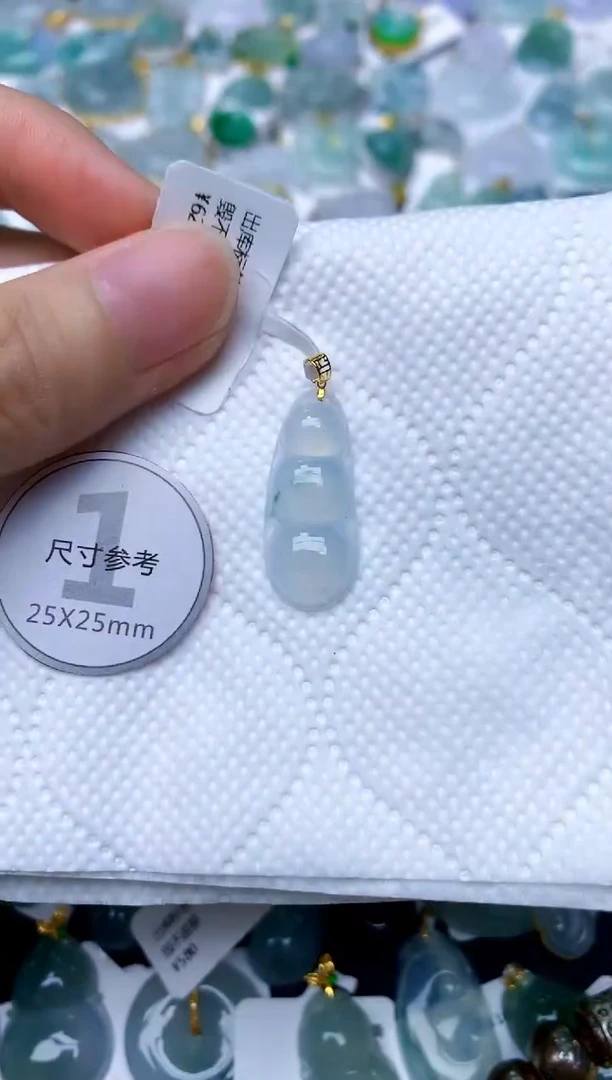 颈饰18K金镶嵌翡翠天然A货翡翠