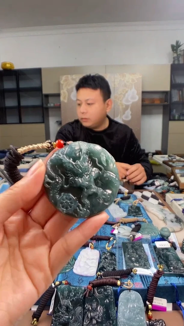 颈饰未镶嵌翡翠  多样性发其一