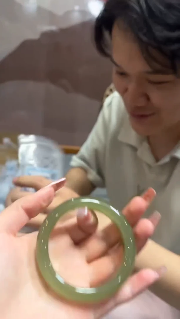 和田玉手镯未镶嵌湖水绿正圈53
