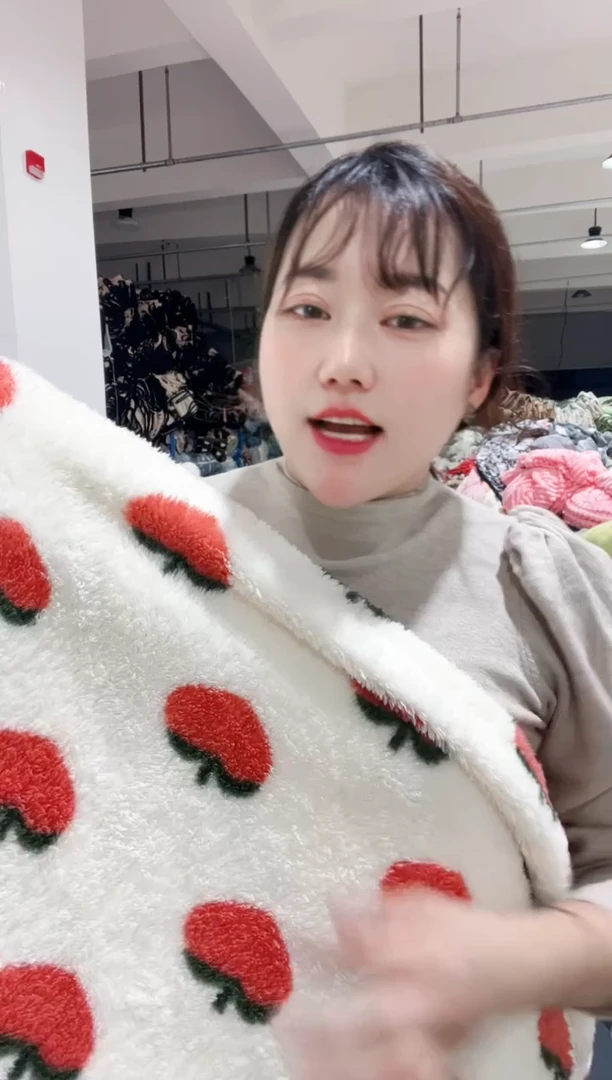 牛奶绒主播手上展示的 产品