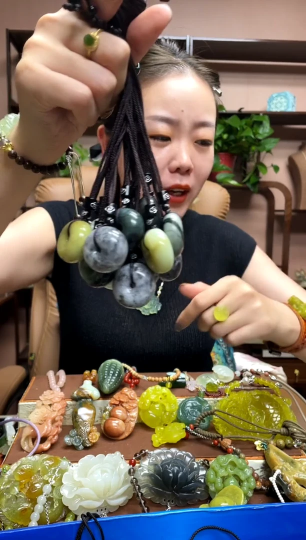 未镶嵌岫玉吊坠多样性发货发其中之一