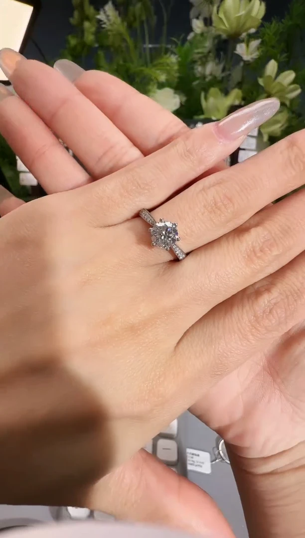 铂Pt950镶嵌实验室培育钻石1克拉六爪小蛮腰