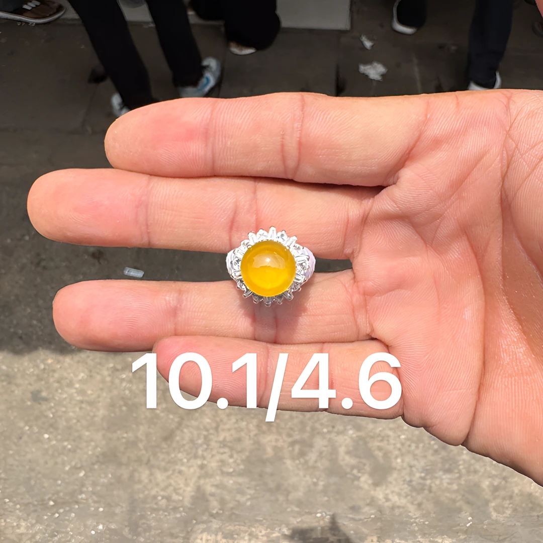 0702(小哪吒在源头)玻璃种翡翠正圆柠檬黄戒面干净饱满荧光足M180