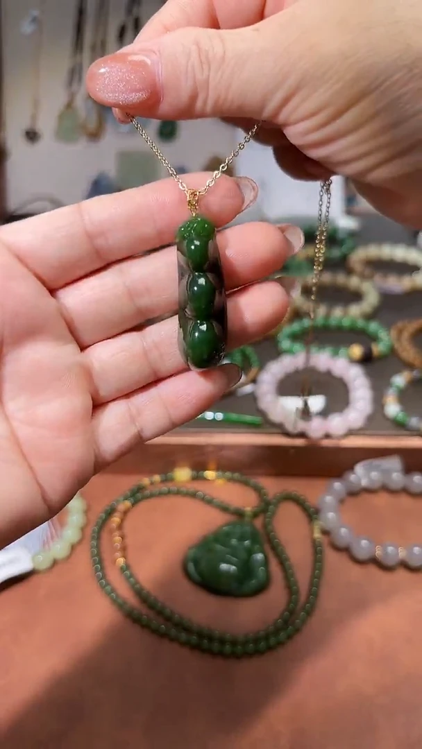 颈饰18K金镶嵌和田玉（碧玉）1