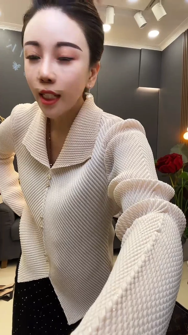 聚酯纤维（涤纶）米白色 翻领