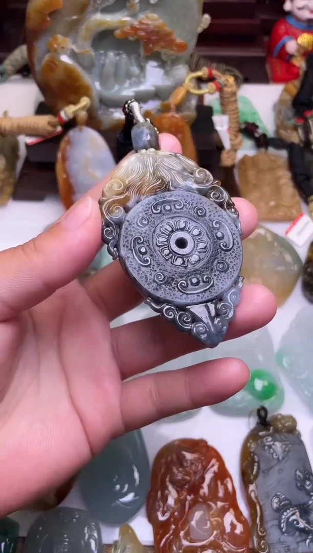 颈饰未镶嵌翡翠人***！1