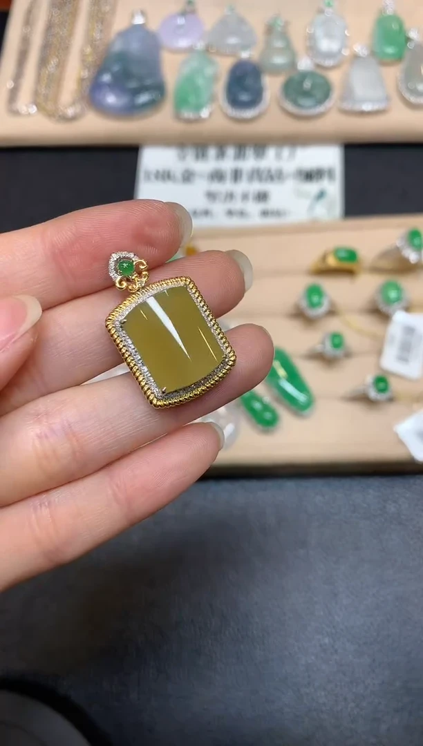 【闪购商品】翡翠颈饰18K金镶嵌无事牌【无服务费