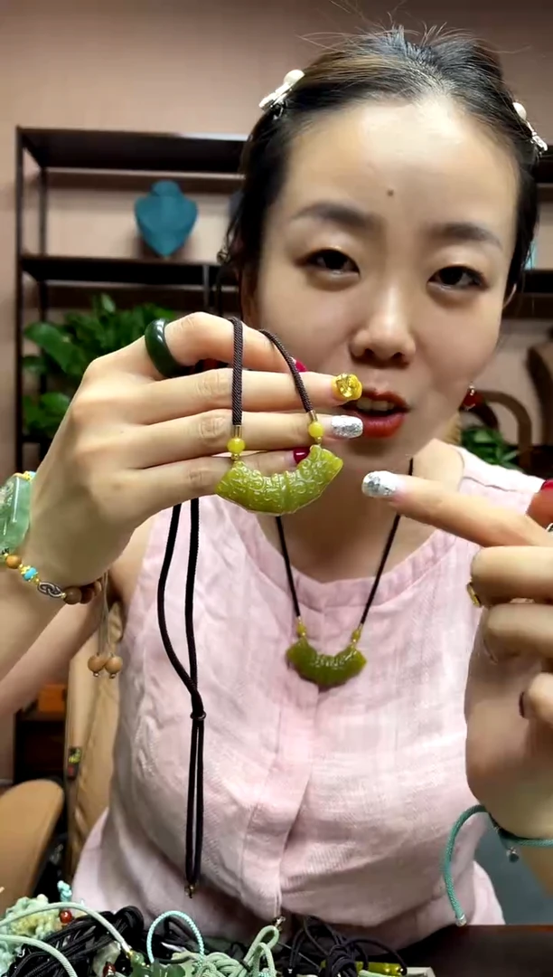 岫玉未镶嵌颈饰多样性发货发其中之一