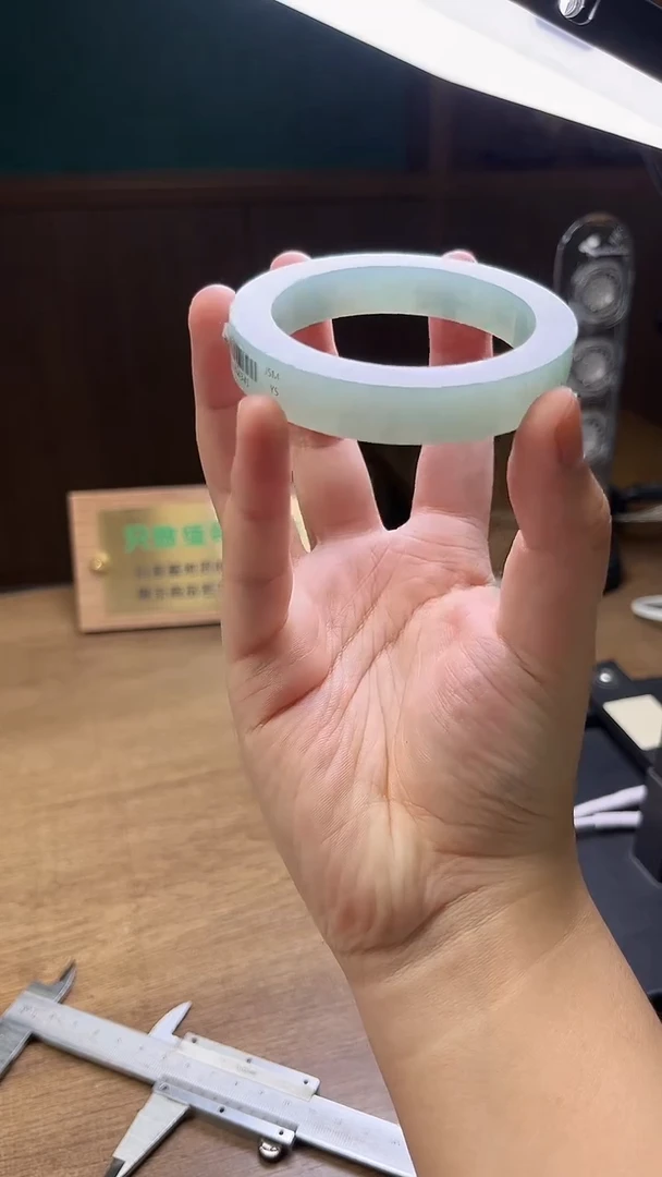 未镶嵌手镯定制翡翠w****。定制