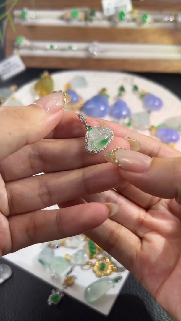 颈饰18K金镶嵌翡翠源头直播间