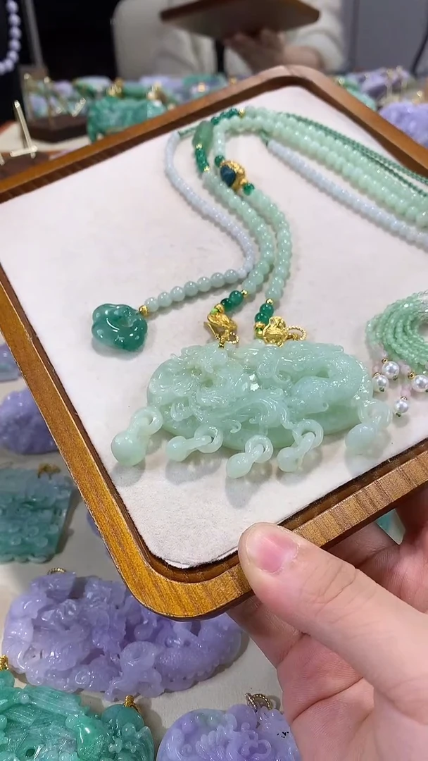 颈饰未镶嵌翡翠吊坠