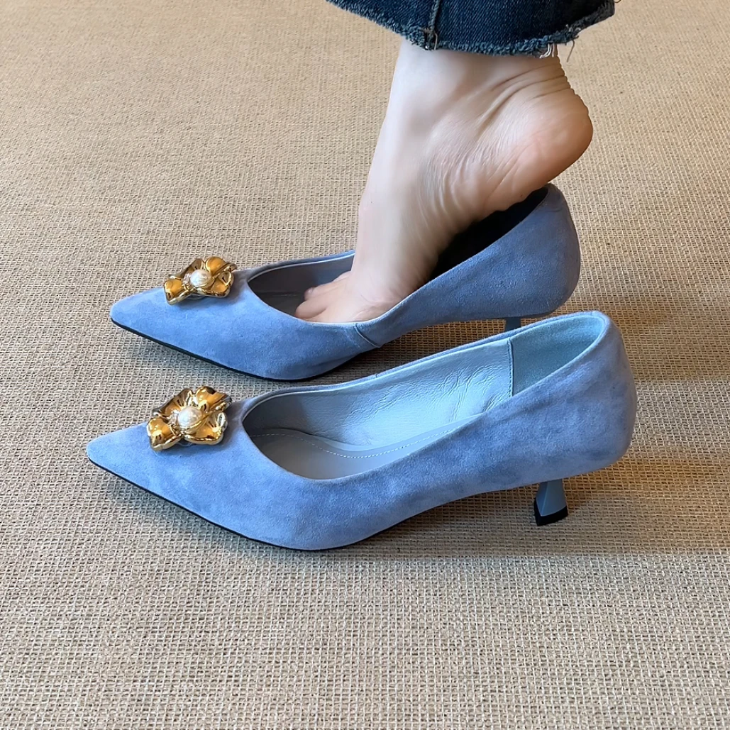 RubyL/5cm时尚优雅气质绒面珍珠金属花朵尖头浅口细跟单鞋女款