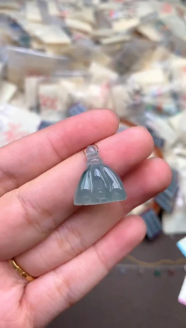 未镶嵌挂件翡翠  —