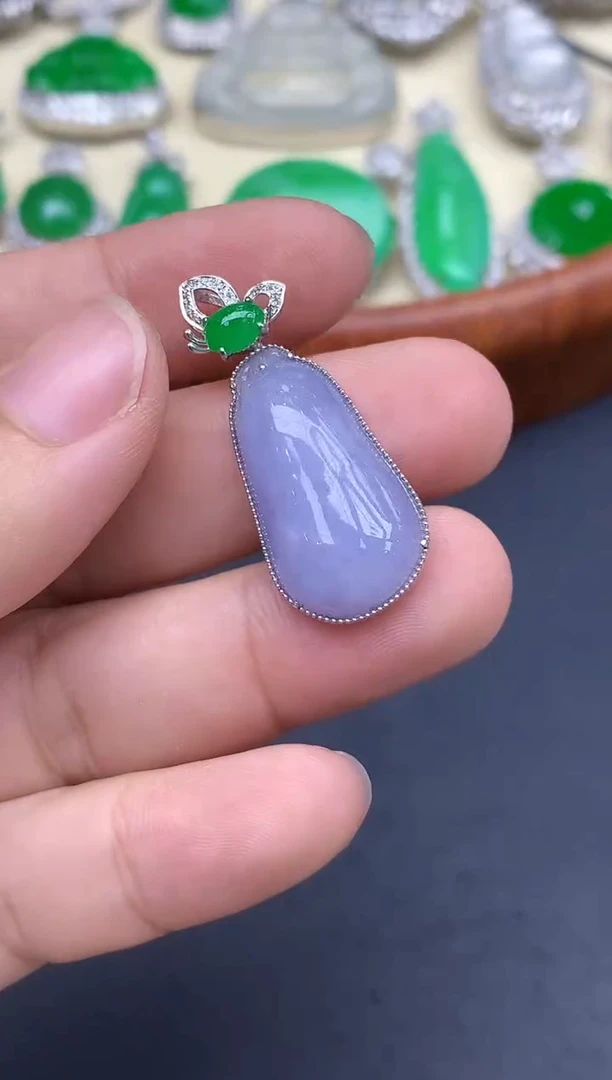 颈饰18K金镶嵌翡翠555-中国好珍宝