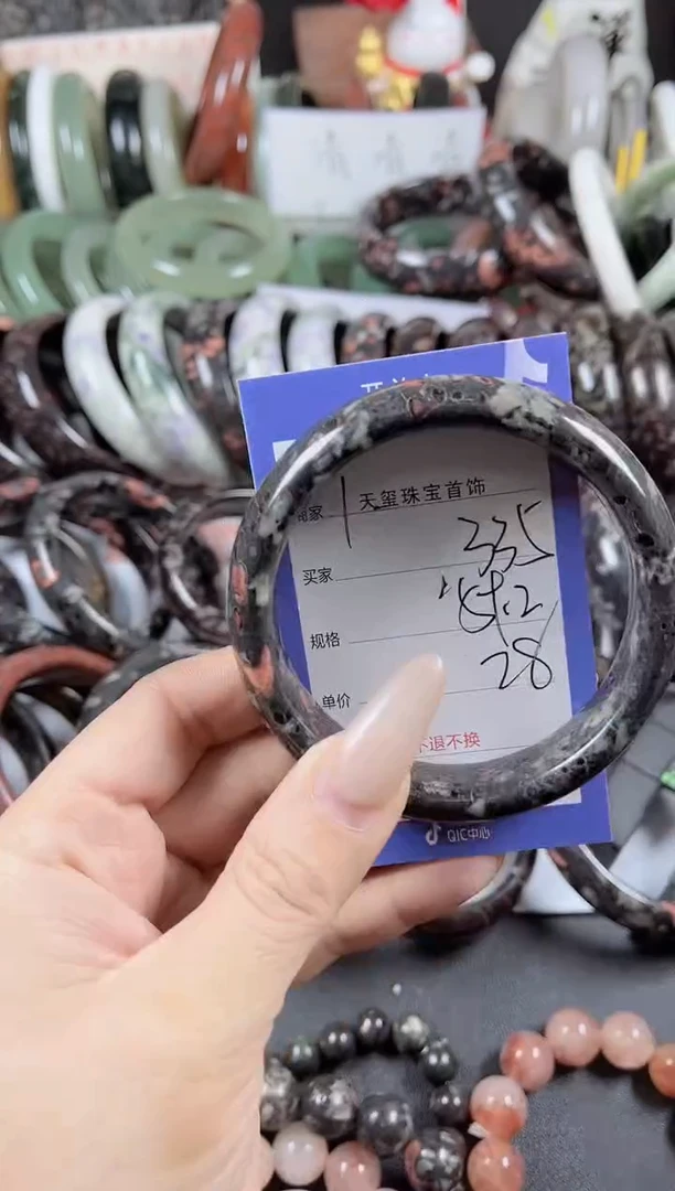 未镶嵌手镯石英质玉335