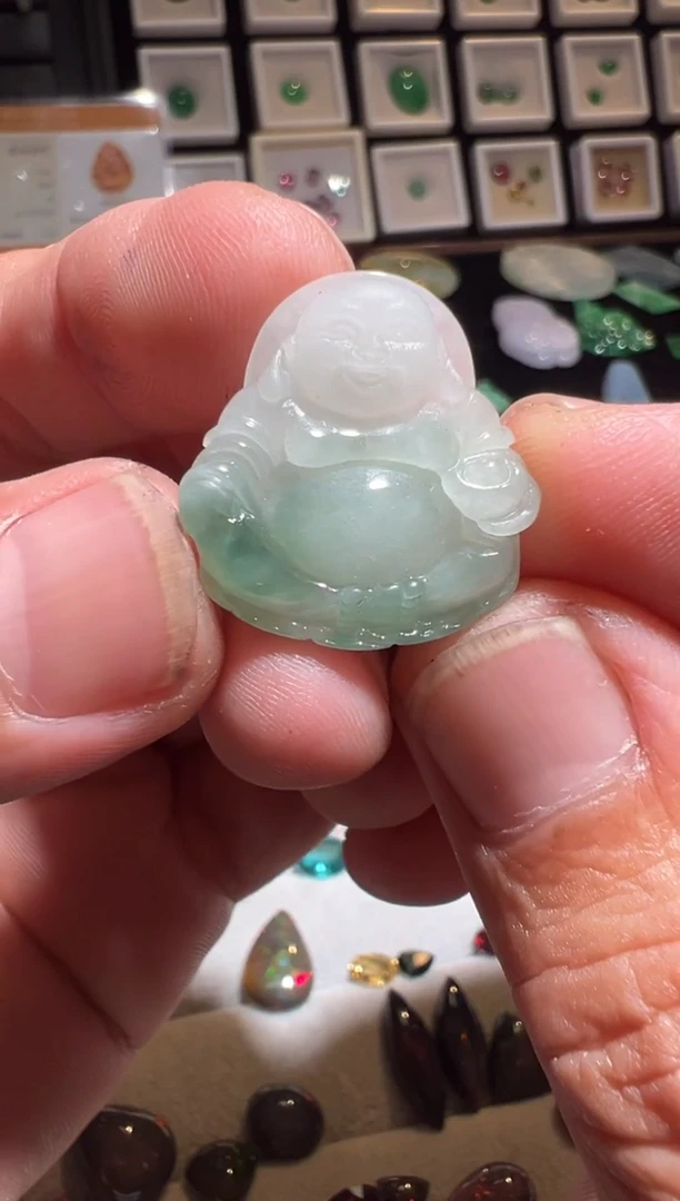 翡翠未镶嵌颈饰翡翠小佛公。