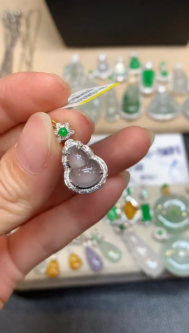 颈饰18K金镶嵌翡翠葫芦【无服务费