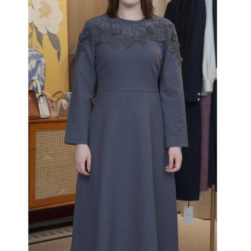钉钻蕾丝花边圆领灰色连衣裙秋冬新款法式优雅显瘦A字裙(有内衬)