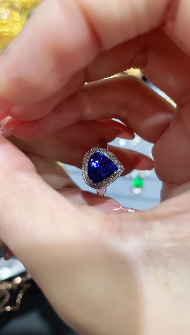 18K金镶嵌戒指坦桑石戒指