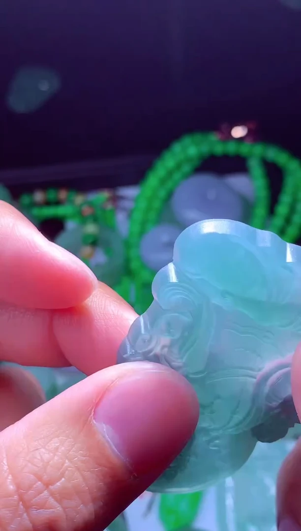 未镶嵌定制翡翠杨****?翡翠毛货定制