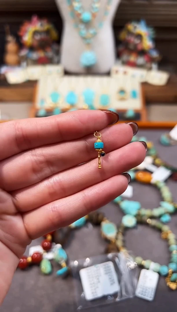 18K金镶嵌绿松石提溜转经筒