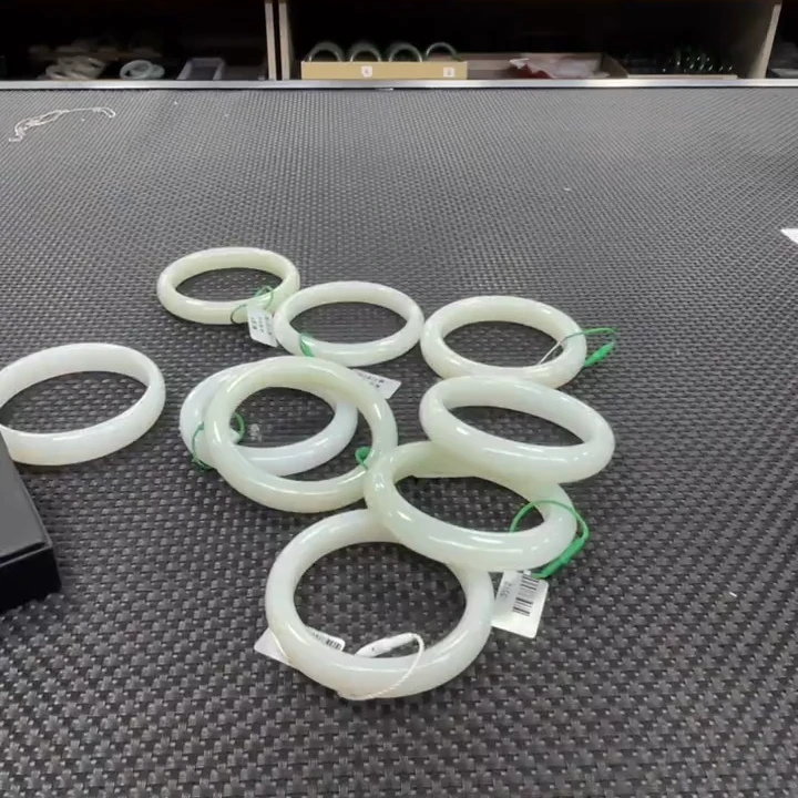 【老郑家】和田玉手镯一支(多样性发1件)、