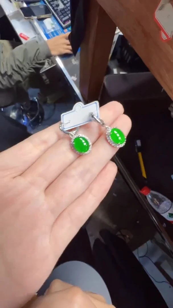 未镶嵌定制翡翠翡翠A货有轻微色差属于正常现象，耳钉多样性发货1
