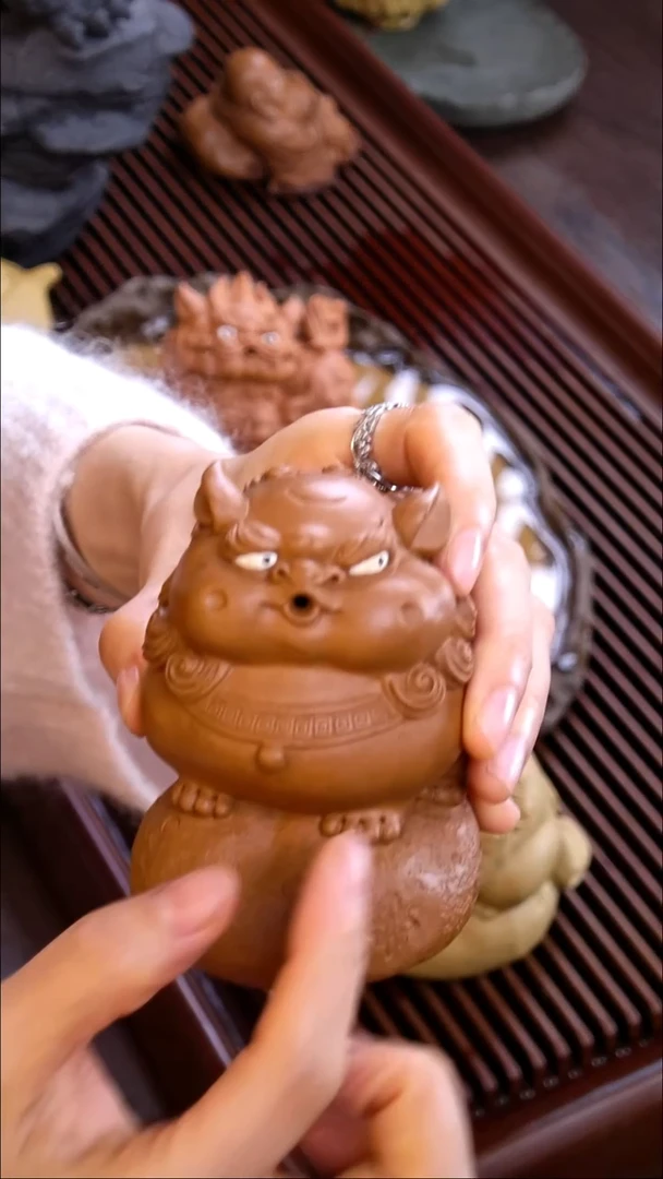 紫砂张小萌《降坡泥钱袋醒狮》