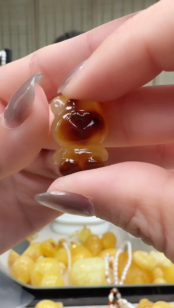 未镶嵌琥珀裸石如图