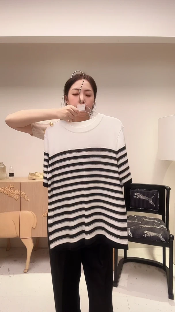 白色黑条肩部金扣半袖