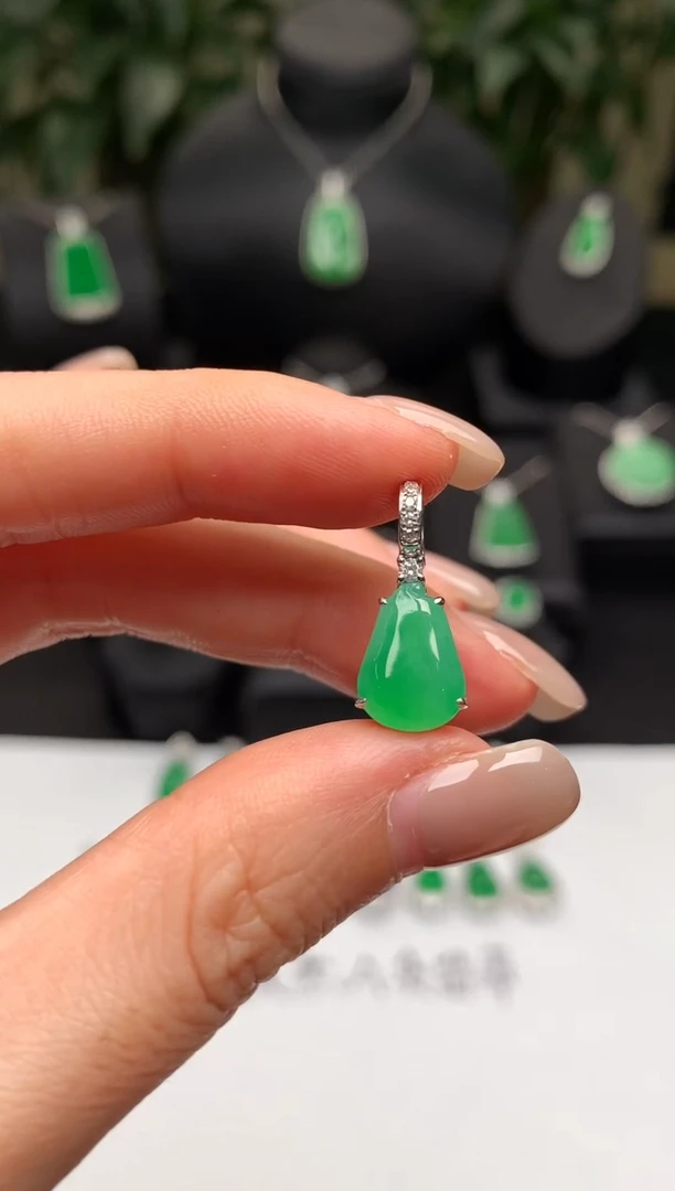 翡翠18K金镶嵌颈饰福瓜