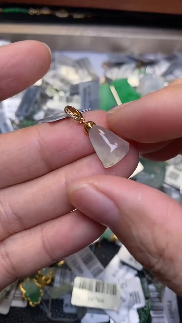 颈饰18K金镶嵌翡翠净货32384