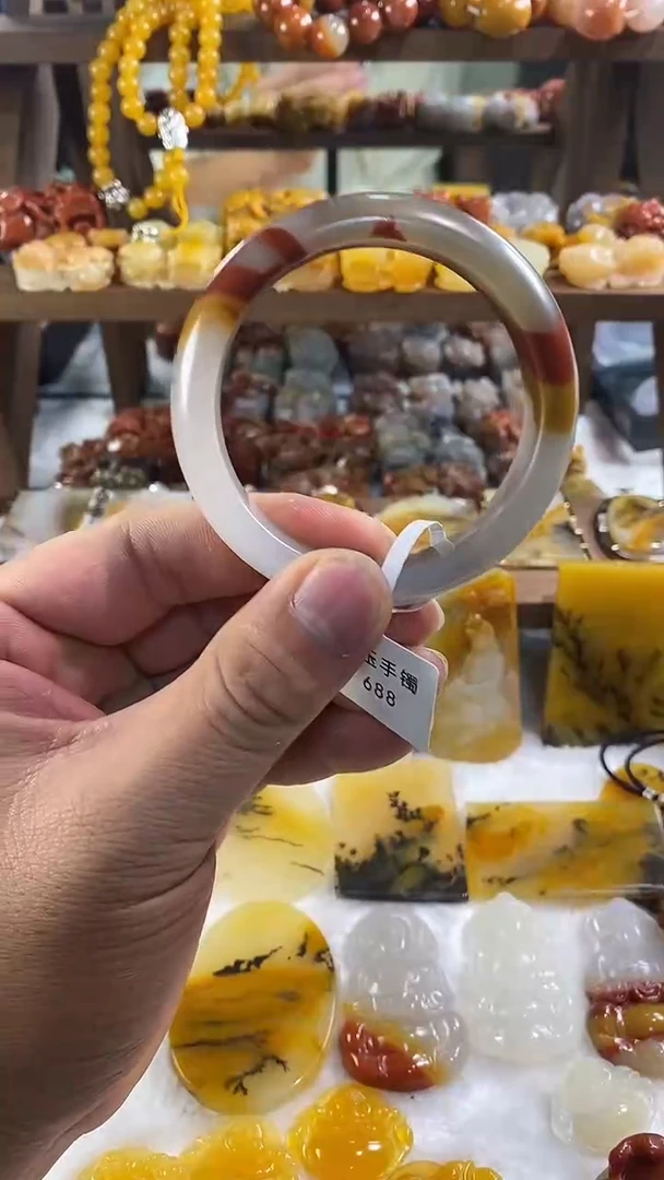 未镶嵌石英质玉手镯石英质玉手镯