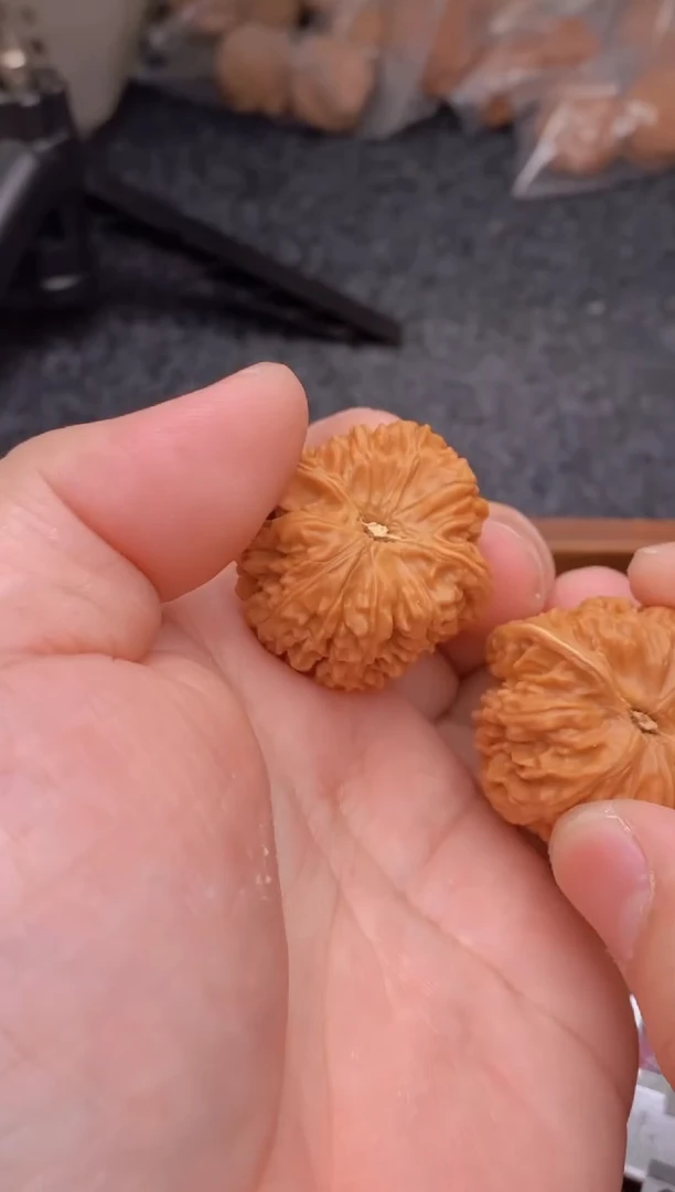 【闪购商品】文玩核桃把件G387号35尺龙珠