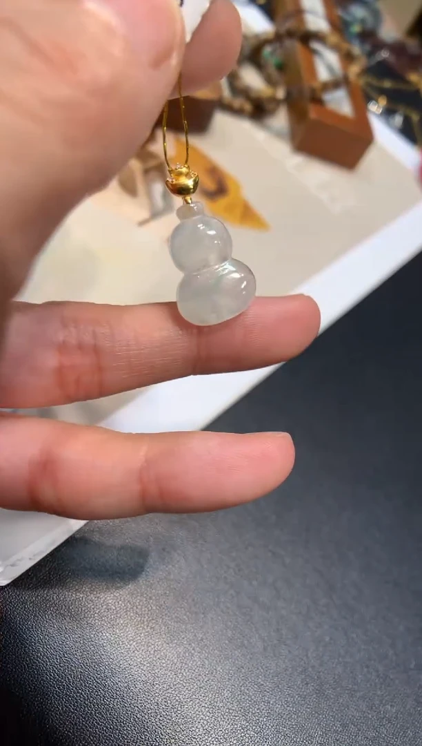 颈饰18K金镶嵌翡翠葫芦