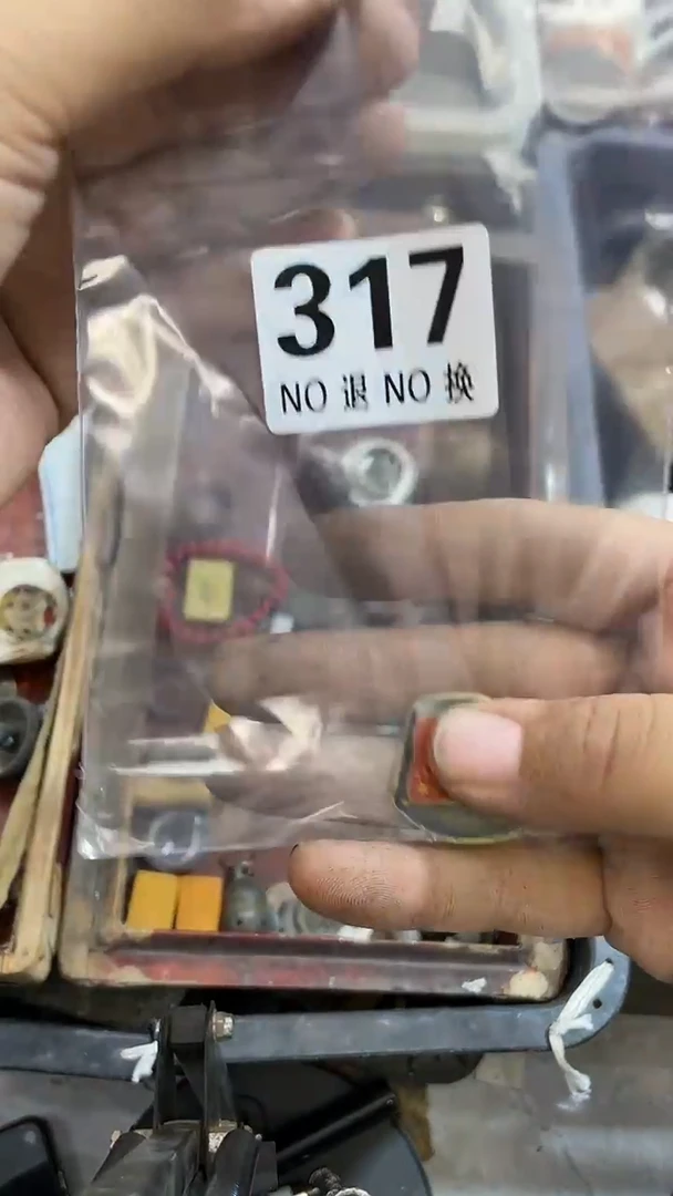 苏****，所拍商品均为残品，付款表示默认，不退不换，看好下单，