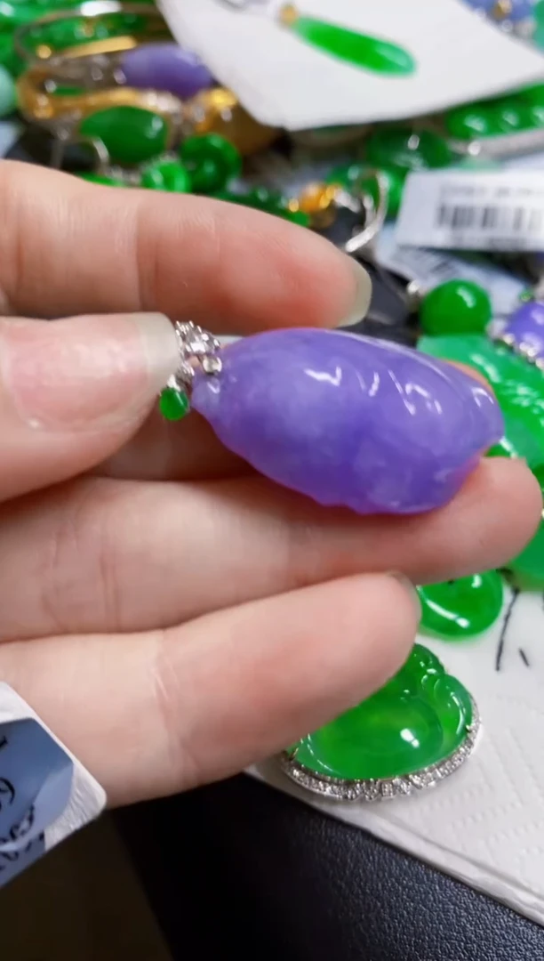 颈饰18K金镶嵌翡翠徜*随型