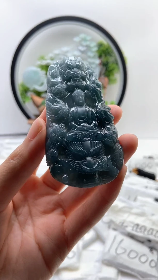 翡翠未镶嵌颈饰大日如来
