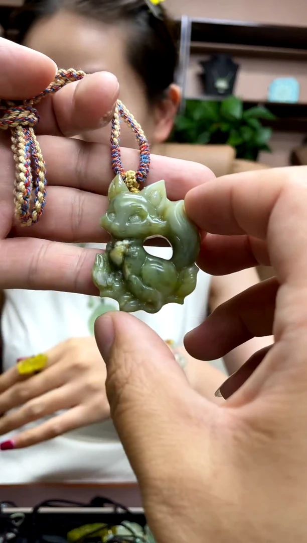 岫玉未镶嵌颈饰·