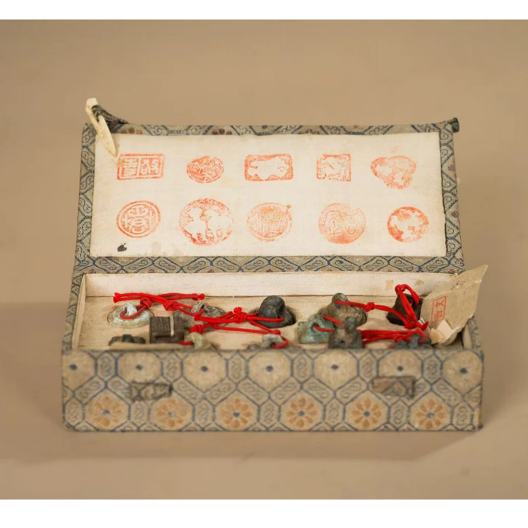 Lot  8    明  铜印章一组(7.24瓷杂拍卖)