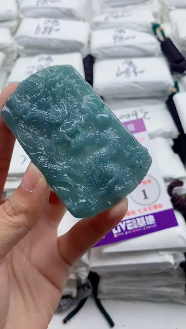 翡翠未镶嵌颈饰·