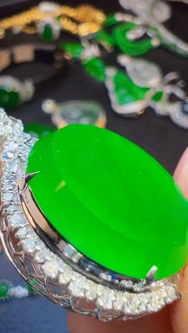 颈饰18K金镶嵌翡翠云翡翠