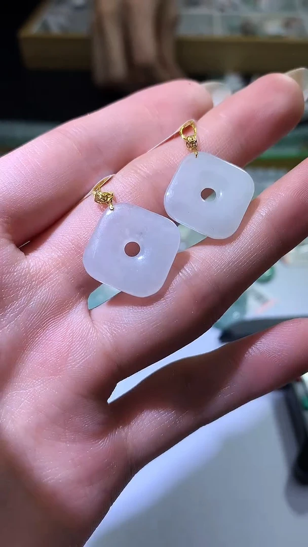 颈饰18K金镶嵌翡翠ZX018753多样性发一