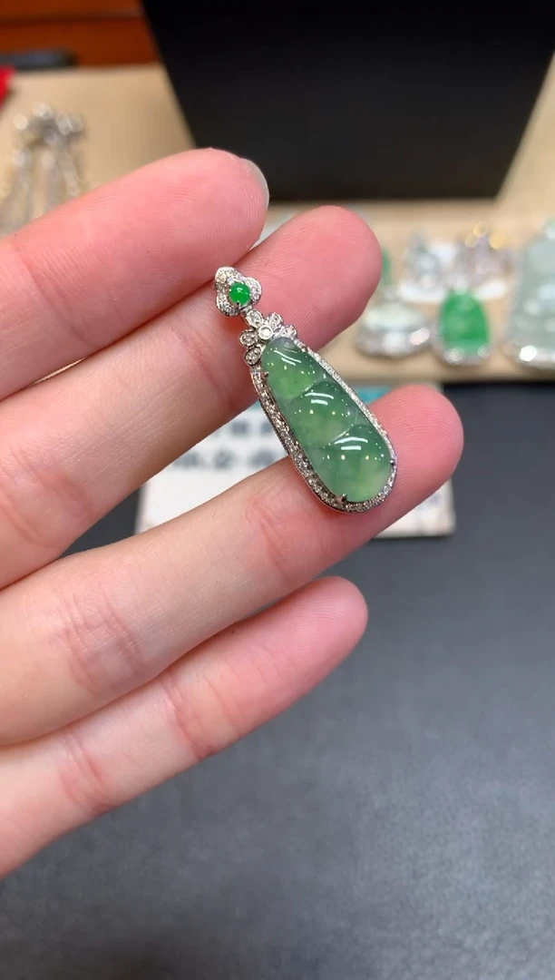 【闪购商品】翡翠颈饰18K金镶嵌福豆【无服务费】