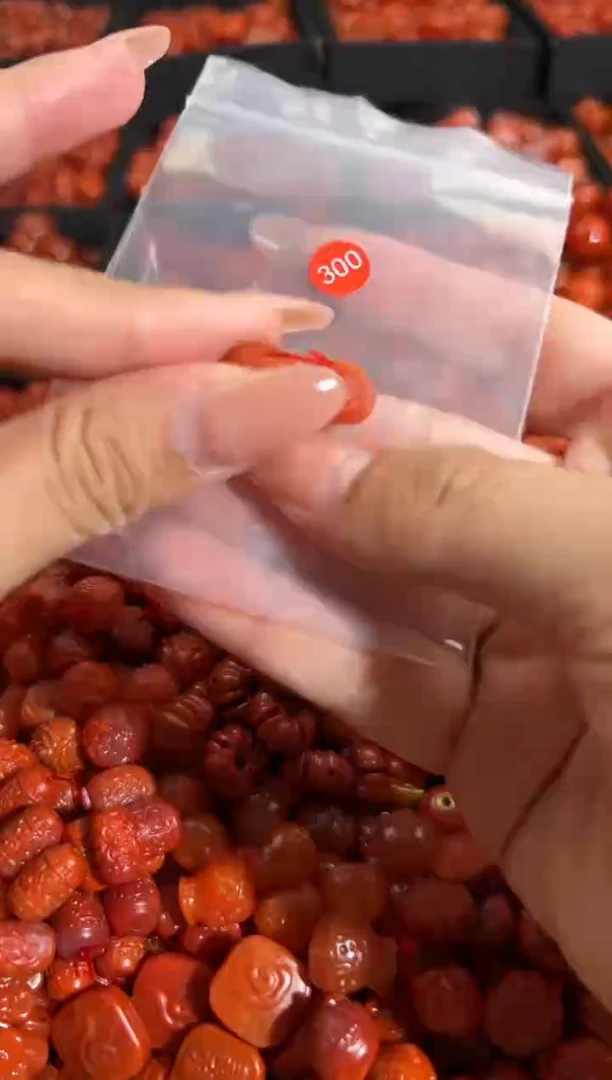 南红玛瑙未镶嵌颈饰1