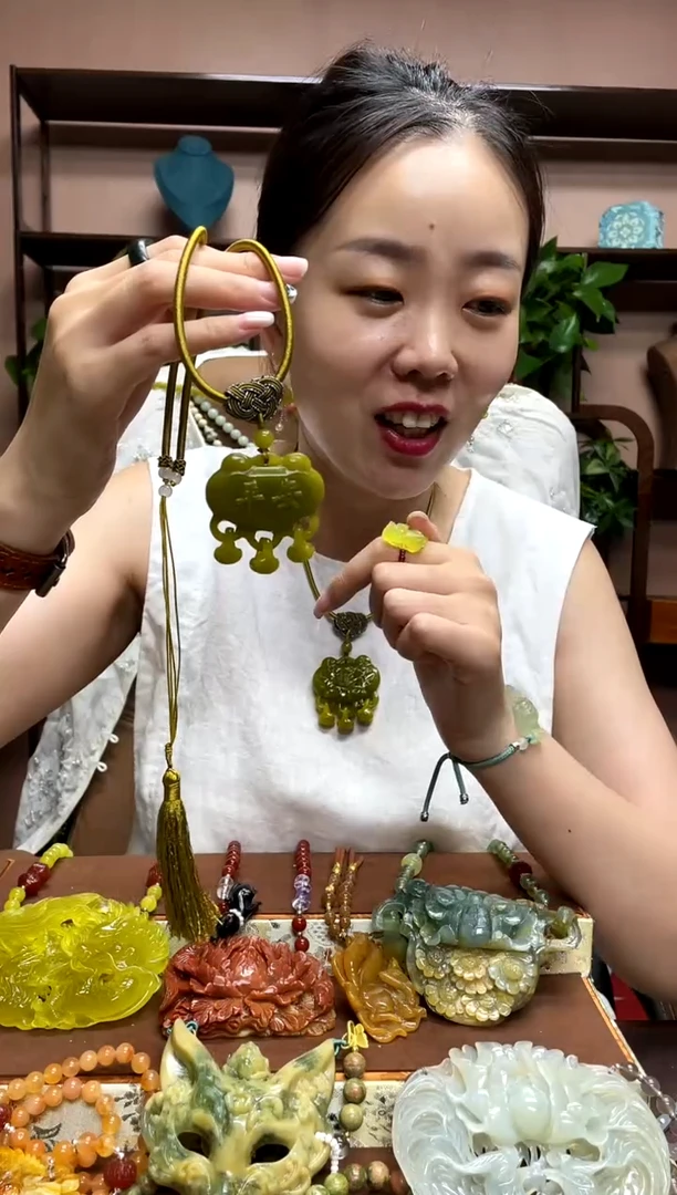 岫玉未镶嵌吊坠多样性发货发其中之一