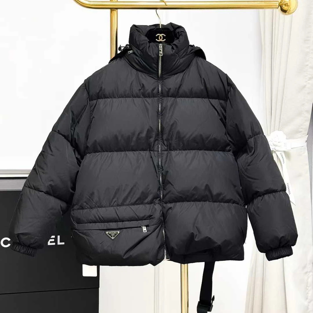 99新 Prada/普拉达 36码黑色三角标锁扣设计立领连帽羽绒服