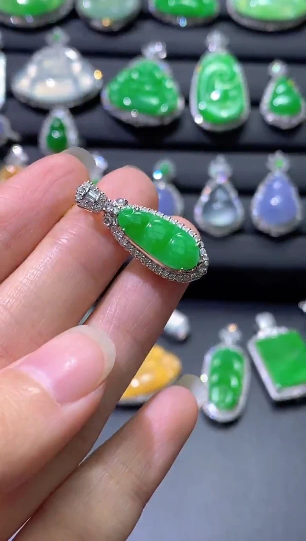 颈饰18K金镶嵌翡翠豆子