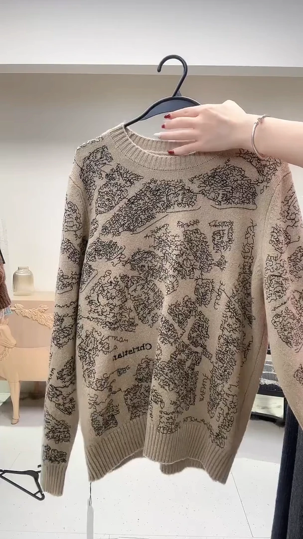卡其色印花刺绣羊毛衫